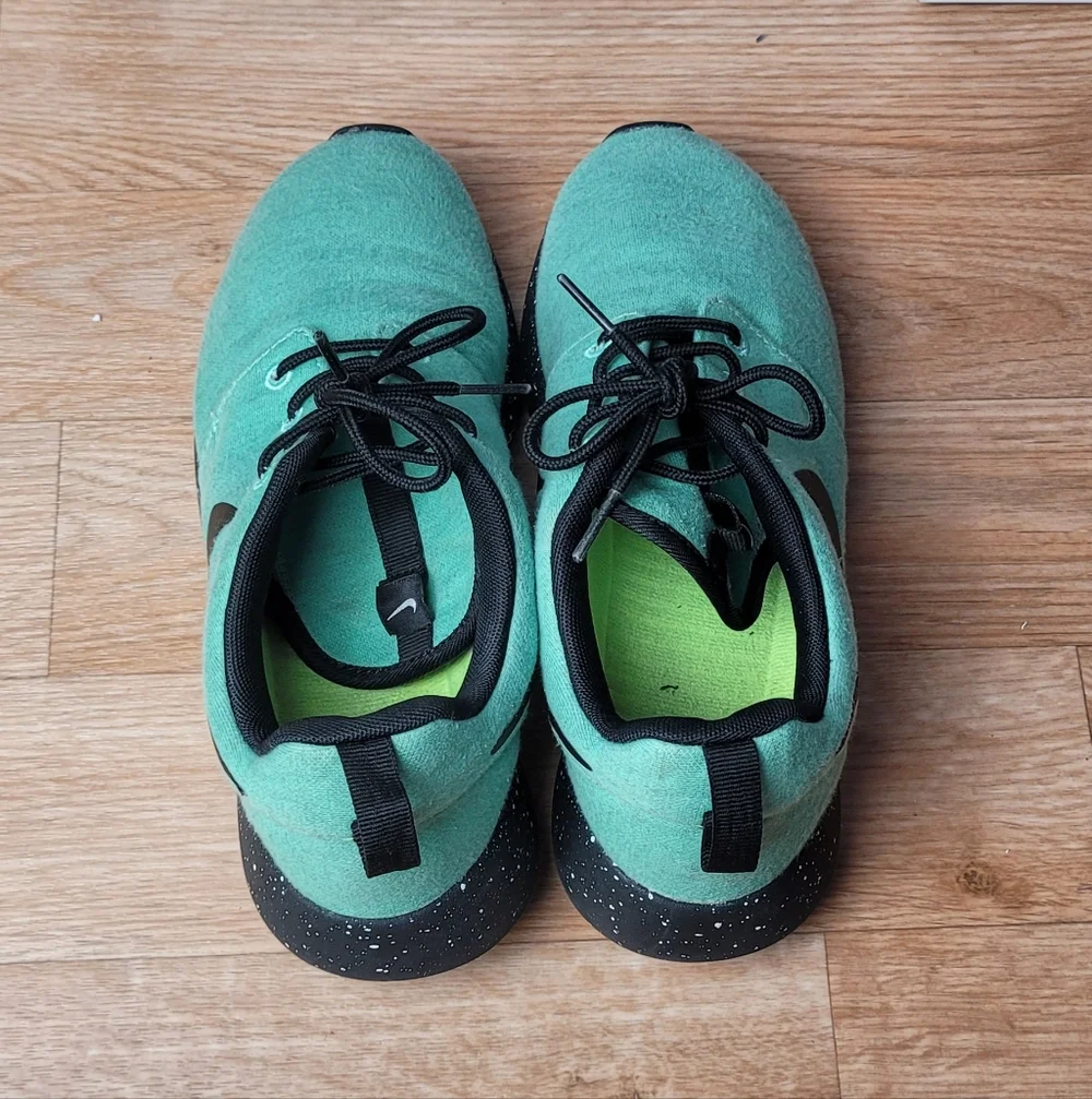 Womens Nike Roshe Size 5.5 Green - Black